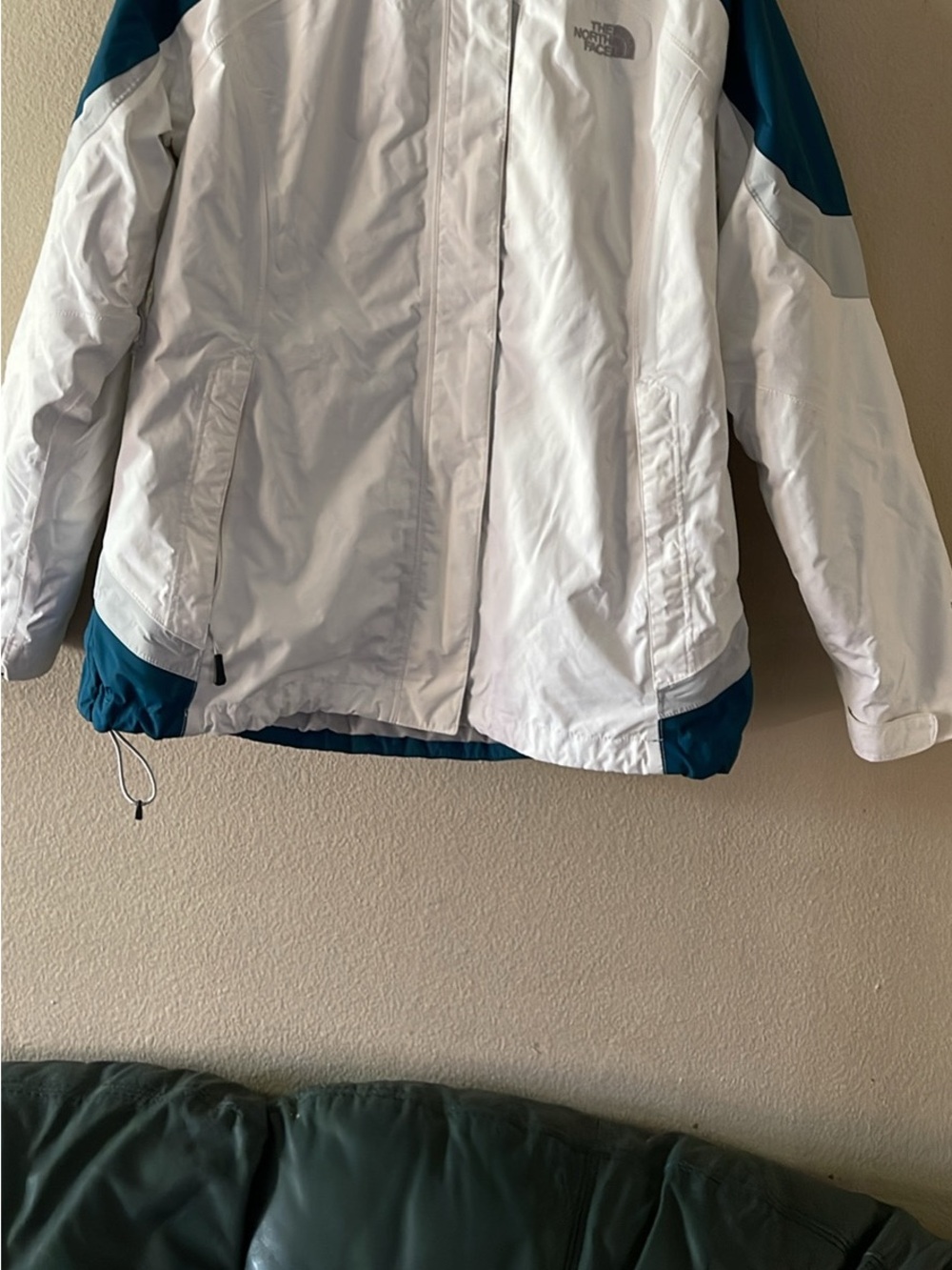 The North Face White and Teal Women's Insulated Puffer Jacket
